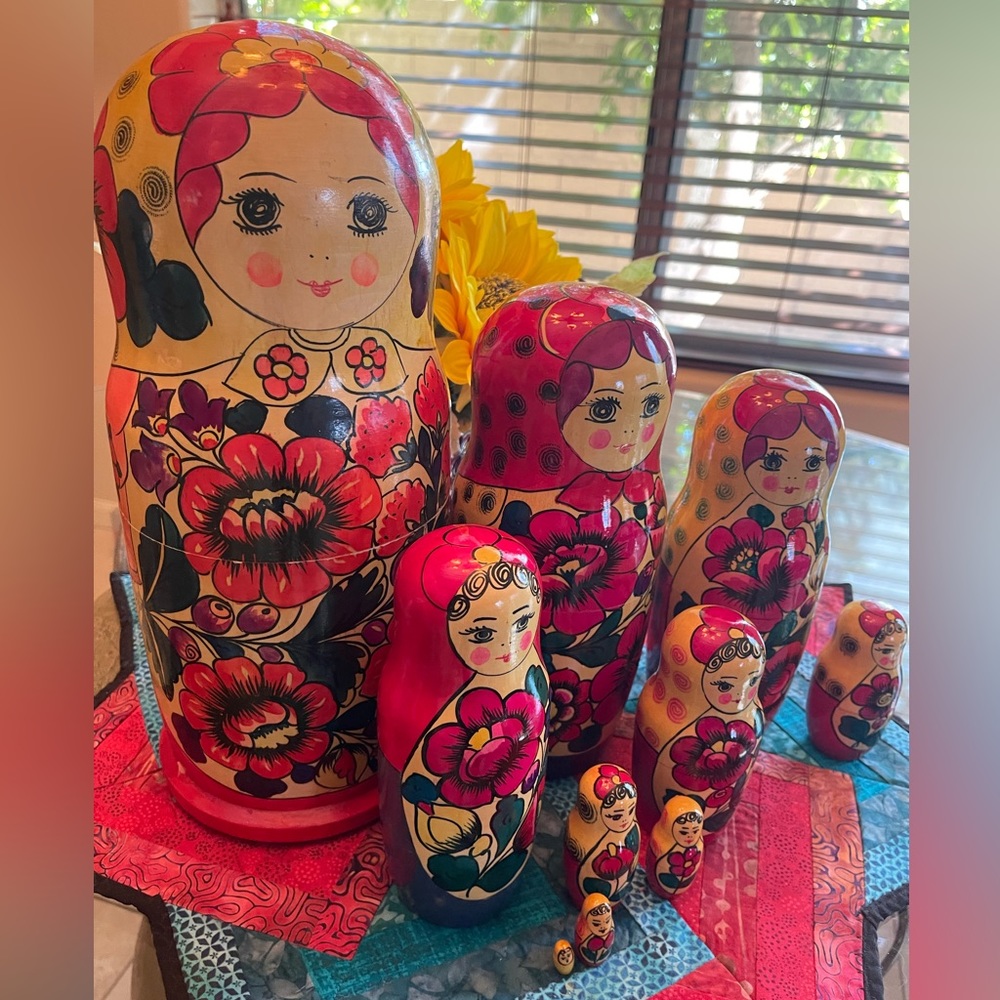 Beautiful Vintage Matryoshka Russian HUGE set of nesting dolls.  10 Dolls.  EUC